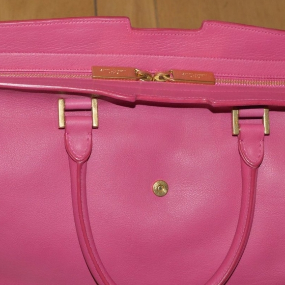 Yves Saint Laurent classic Y leather bag. - Picture 10 of 16